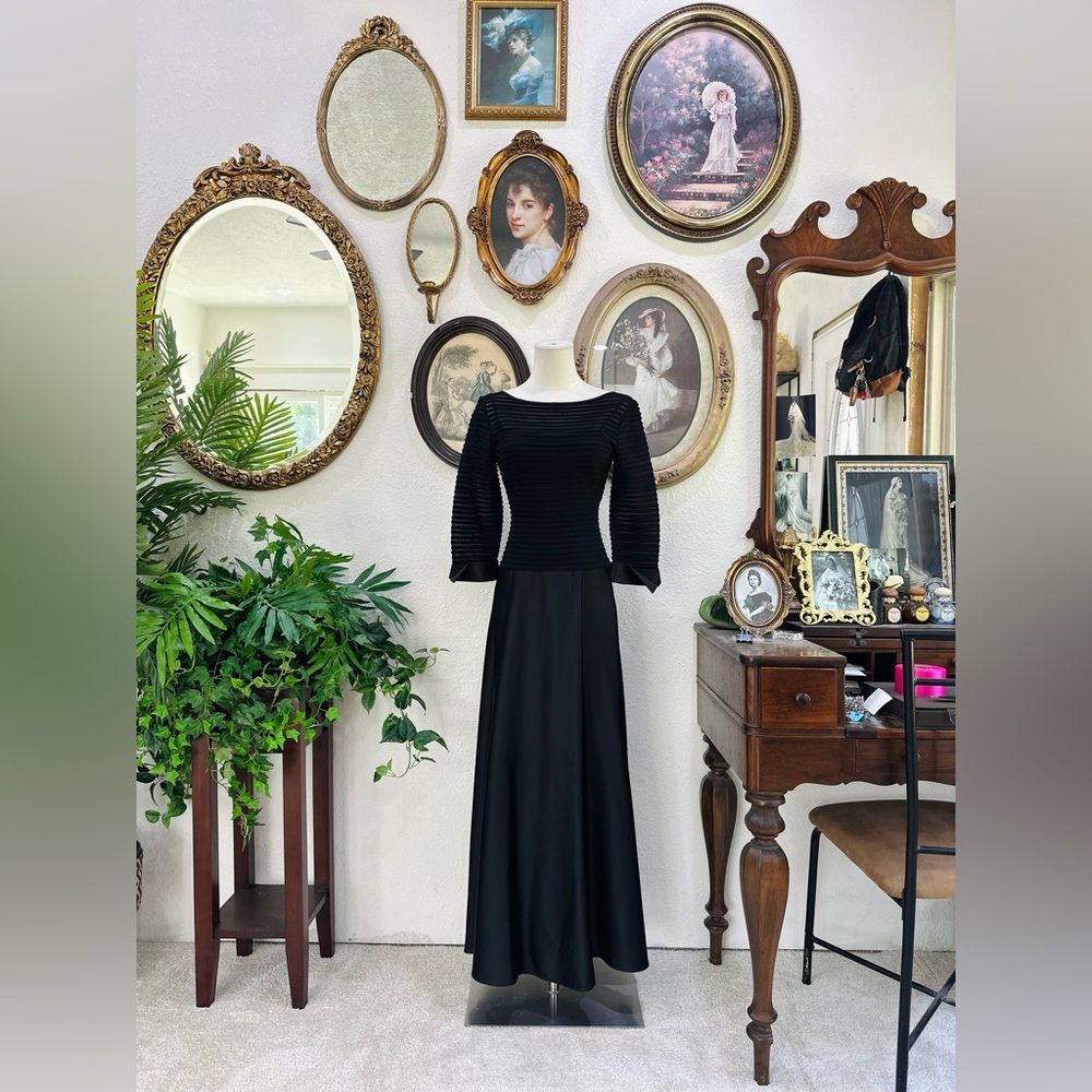 Elegant Black Midi Dress with Textured Bodice size - 8